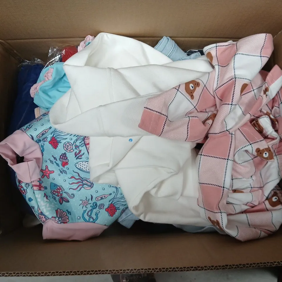 APPROXIMATELY 30 ASSORTED KIDS CLOTHING ITEMS IN VARIOUS STYLES, SIZES & COLOURS TO INCLUDE JEANS, SWIMSUIT, JUMPER, ETC