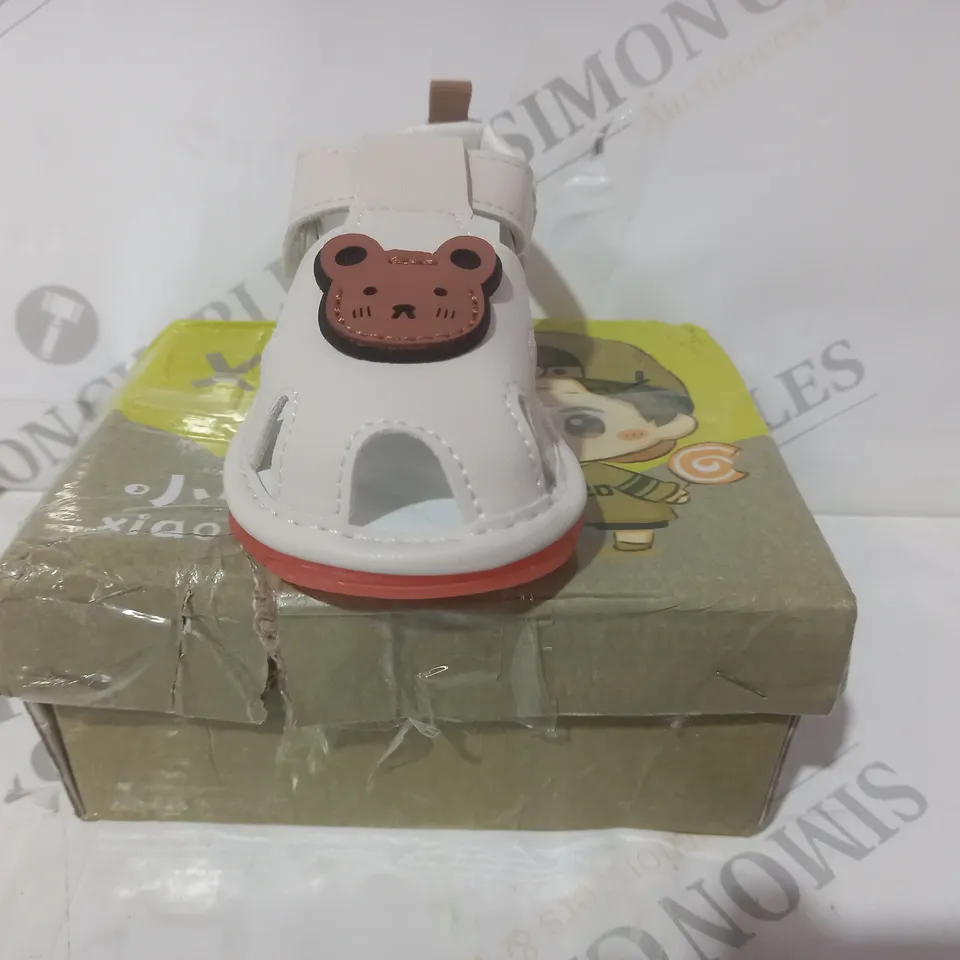 BOXED PAIR OF XIAO MI KA INFANT SANDALS IN BEIGE W. BEAR DETAIL EU SIZE 20