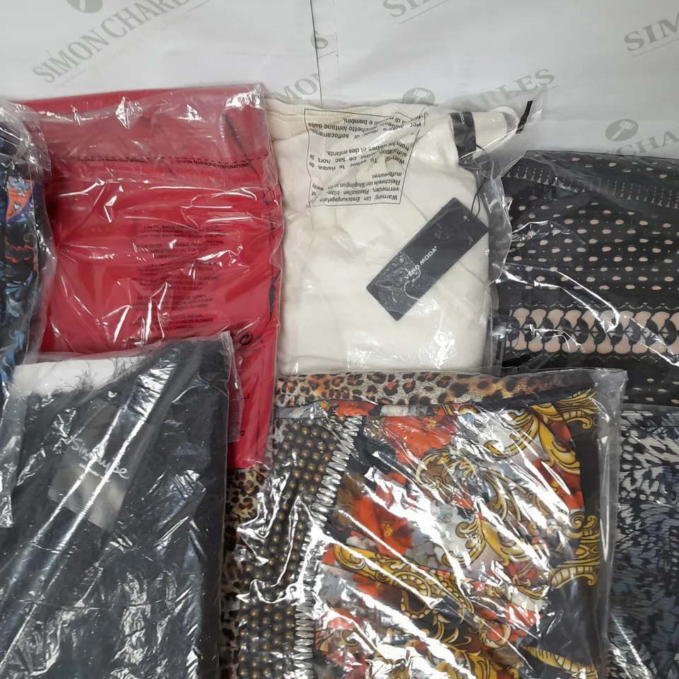 LOT OF APPROX 16 CLOTHING ITEMS IN VARIOUS BRANDS, STYLES, COLOURS AND SIZES