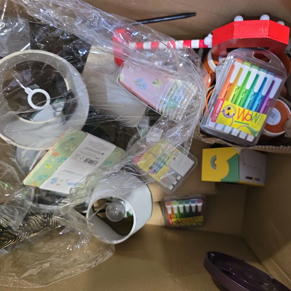 BOX OF APPROXIMATELY 10 ASSORTED HOUSEHOLD ITEMS TO INCLUDE - SHAVER, LAMP SHADES, AND 28CM WOK ETC. 