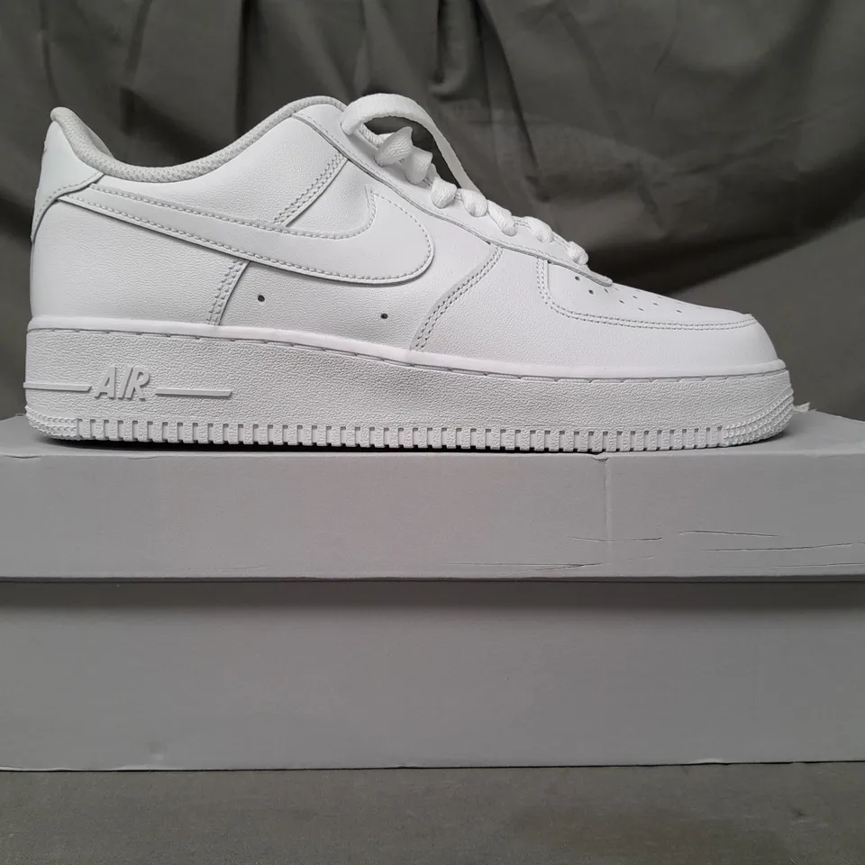 BOXED PAIR OF NIKE AIR FORCE 1 '07 SHOES IN WHITE UK SIZE 8