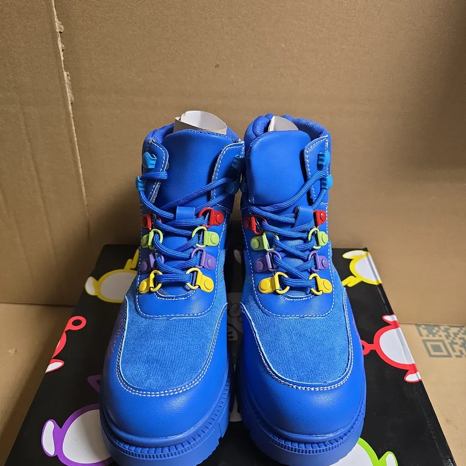 BOXED PAIR OF KOI HOME HILL TELETUBBIES KIDZ BOOTS – BLUE, UK 2K