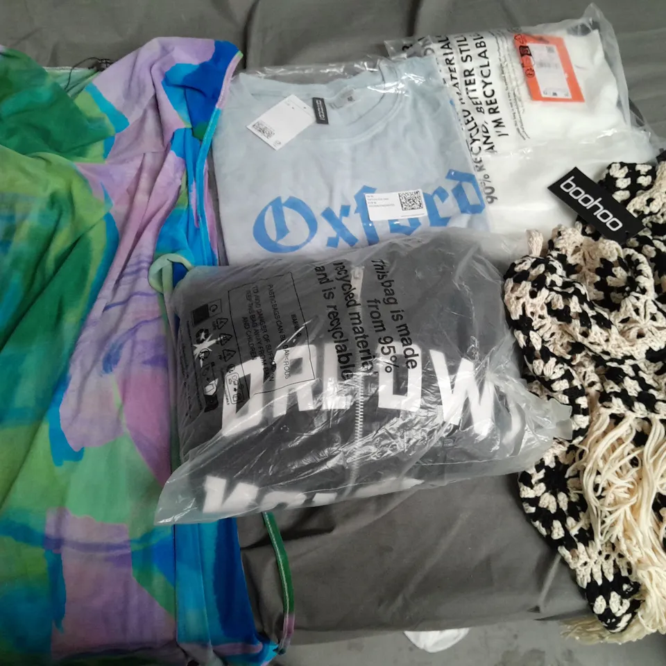 BOX OF APPROXIMATELY 25 ASSORTED CLOTHING ITEMS TO INCLUDE - DRESSES, JACKETS, TOPS, ETC