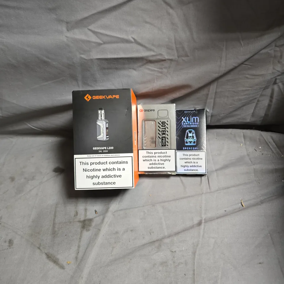 LOT OF APPROXIMATELY 15 ASSORTED VAPING ITEMS TO INCLUDE GEEKVAPE/ASPIRE/OXVA