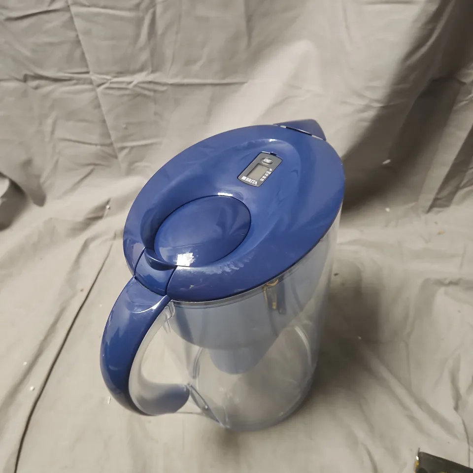 ELECTRIC KETTLE WITH BLUE LID AND TRANSPARENT BODY .