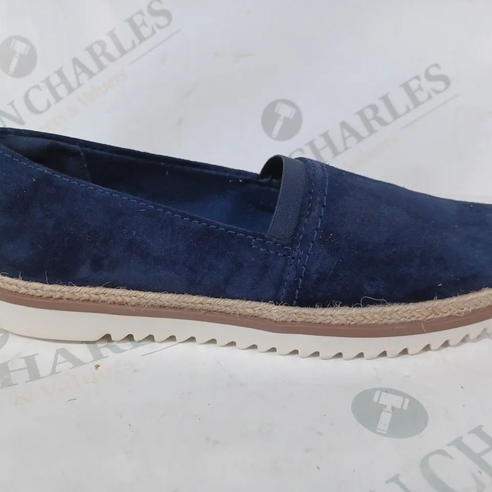 BOXED PAIR OF CLARKS SERENA SUEDE LOAFERS IN NAVY SIZE 5