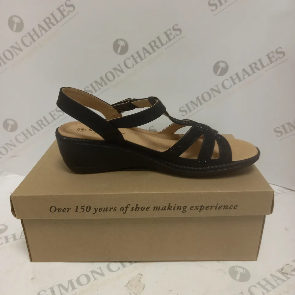 BOXED PAIR OF CUSHION WALK DIAMANTE TRIM SANDALS - SIZE 5