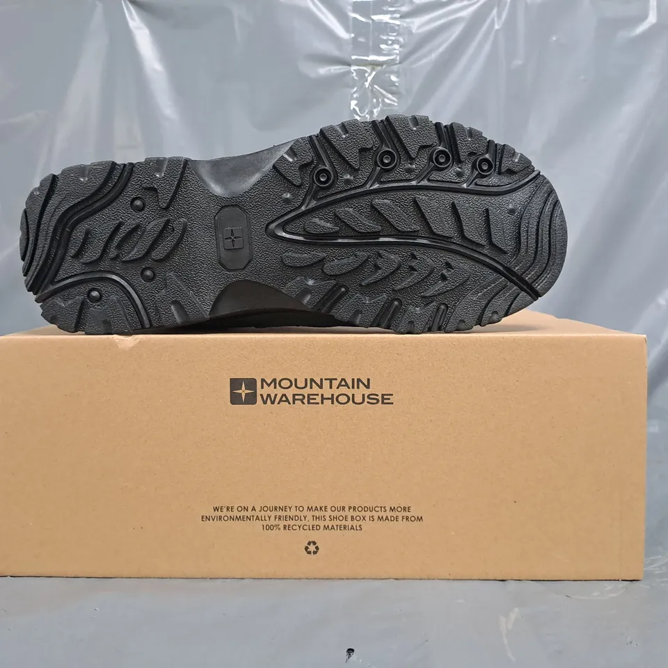 BOXED PAIR OF MOUNTAIN CLIMBERS ADVENTURER WATERPROOF HIKING BOOTS IN BLUE/TAN SIZE UK 10