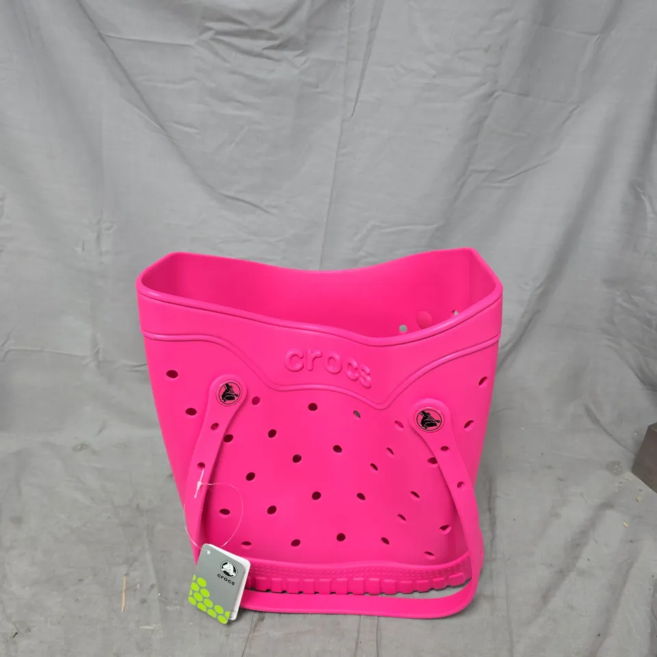 CROCS CLASSIC MEDIUM TOTE DRAGON FRUIT PINK – CODE 211705-6ZQ