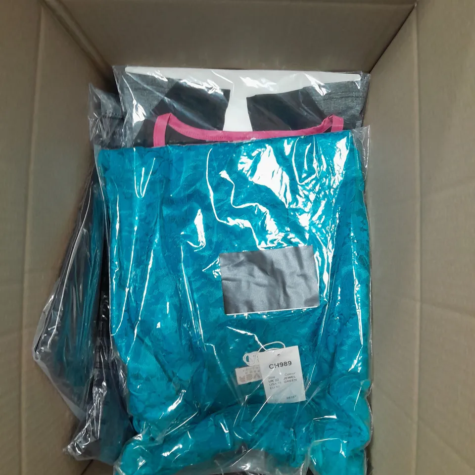 LOT OF APPROX 16 CLOTHING ITEMS IN VARIOUS STYLES, COLOURS AND SIZES 