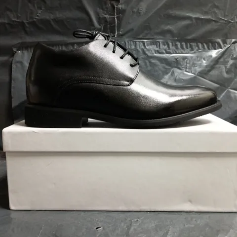 BOXED PAIR OF CONZURI RIESCO LACE UP SHOES IN BLACK SIZE UK 8