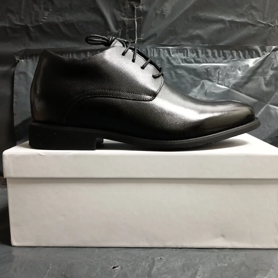 BOXED PAIR OF CONZURI RIESCO LACE UP SHOES IN BLACK SIZE UK 8