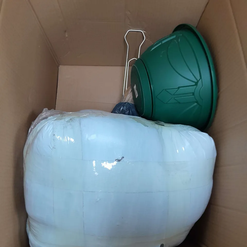APROXIMATELY 6 ASSORTED HOUSEHOLD ITEMS TO INCLUDE WATERPROOF TARP , GARDEN TUBS AND DUVETS , ETC 
