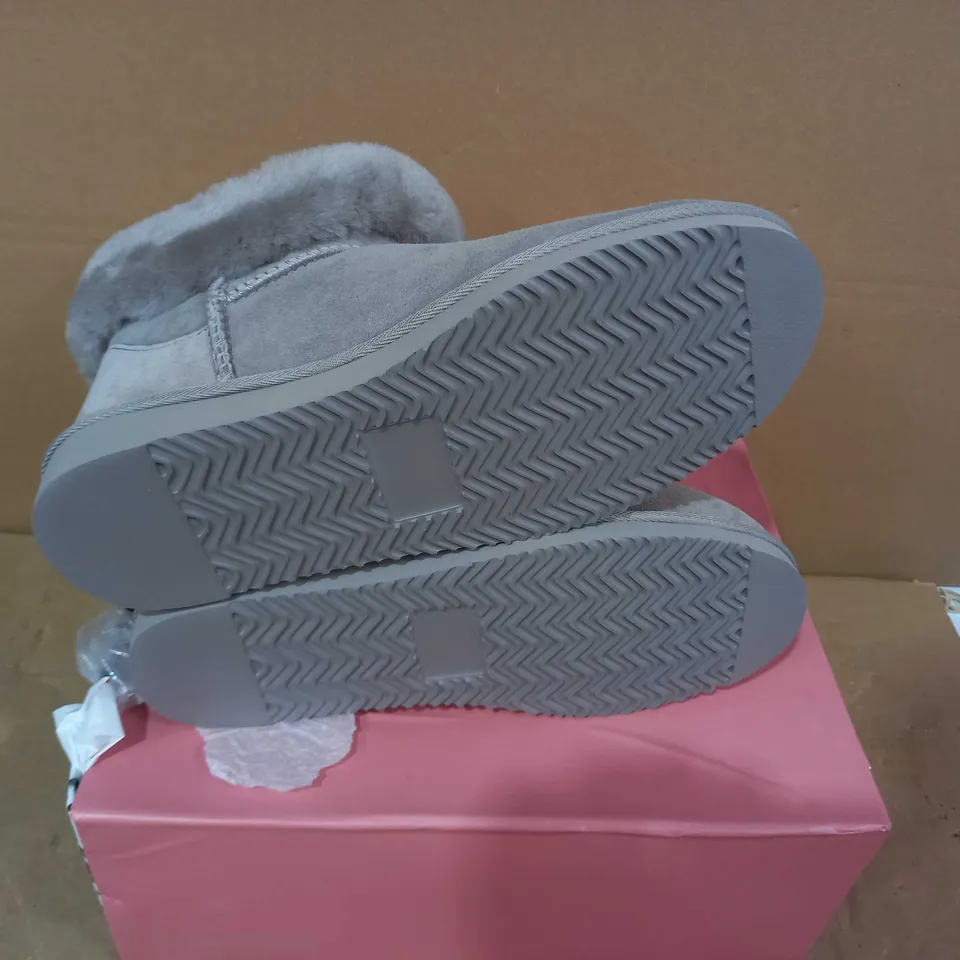 BOXED PAIR OF MODA IN PELLE BOOTS- SIZE 7