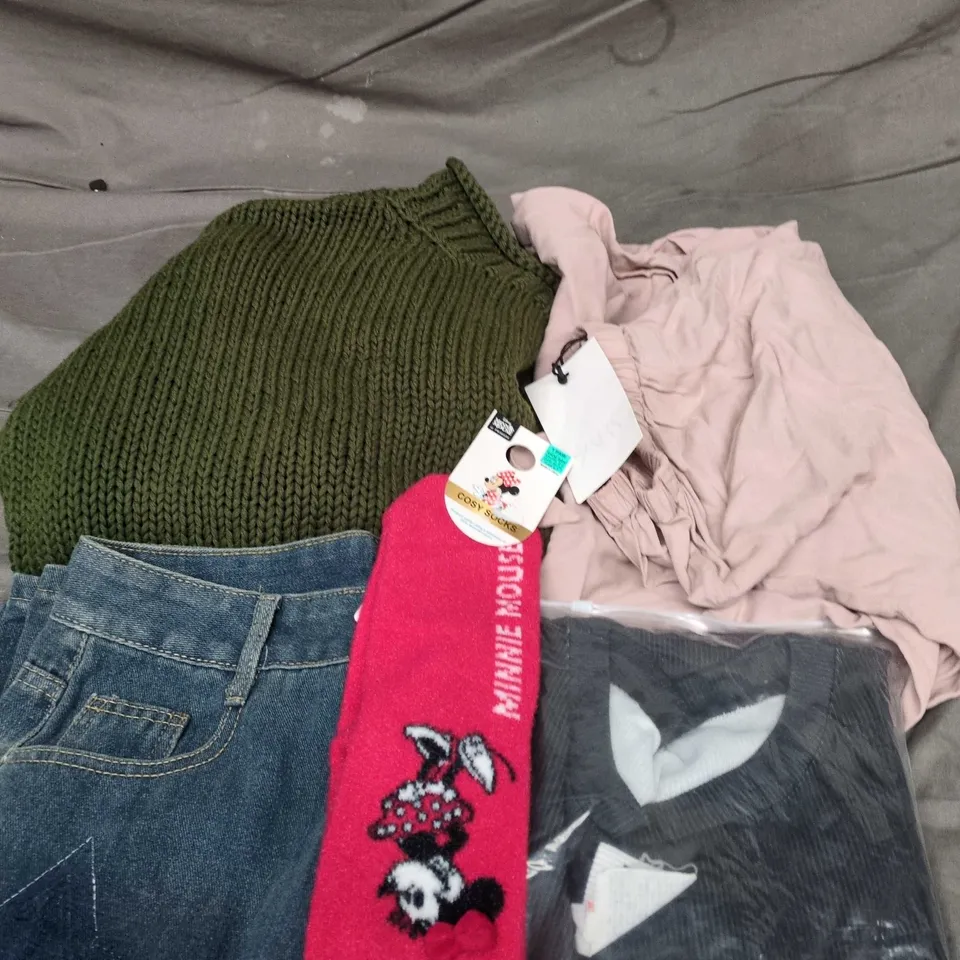 APPROXIMATELY 20 ASSORTED CLOTHING PRODUCTS IN VARIOUS STYLES & SIZES TO INCLUDE JUMPERS, T-SHIRTS, DRESSES ETC