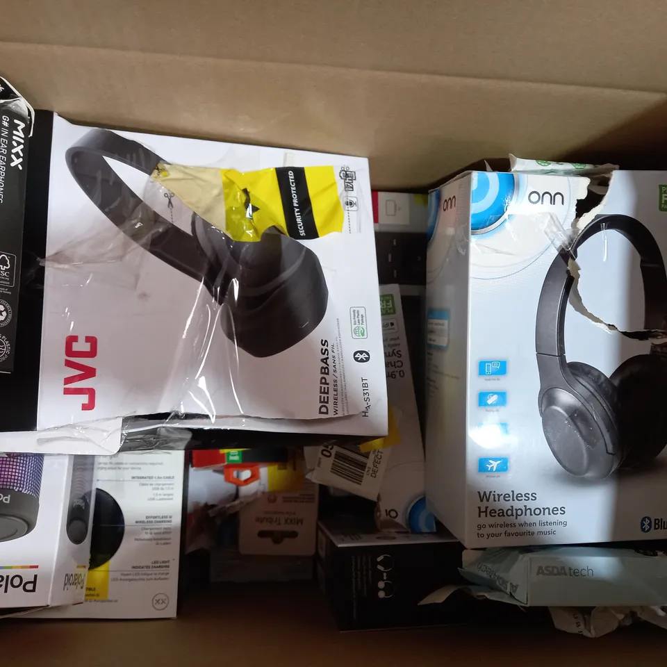 LOT OF APPROXIMATELY 20 ASSORTED HOUSEHOLD ITEMS TO INCLUDE ASDA TECH USB PC HEADSET, MIXX CARDIO SPORTS EARPHONES, POLAROID DAB+ RADIO, ETC