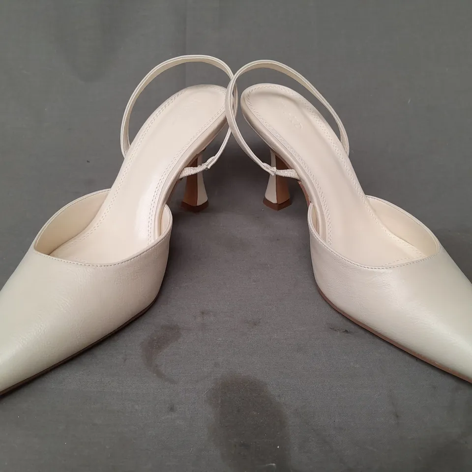 BOXED PAIR OF NA-KD SLIM HOURGLASS POINTED TOE SLINGBACK HEELED PUMPS IN OFF WHITE EU SIZE 30