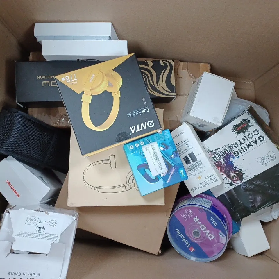 BOX OF APPROX 15 ASSORTED ITEMS TO INCLUDE - VERBATIM DVD+R - NAUTILUS MINI - ONTA FULL FOLDING 778 HEADPHONES ECT