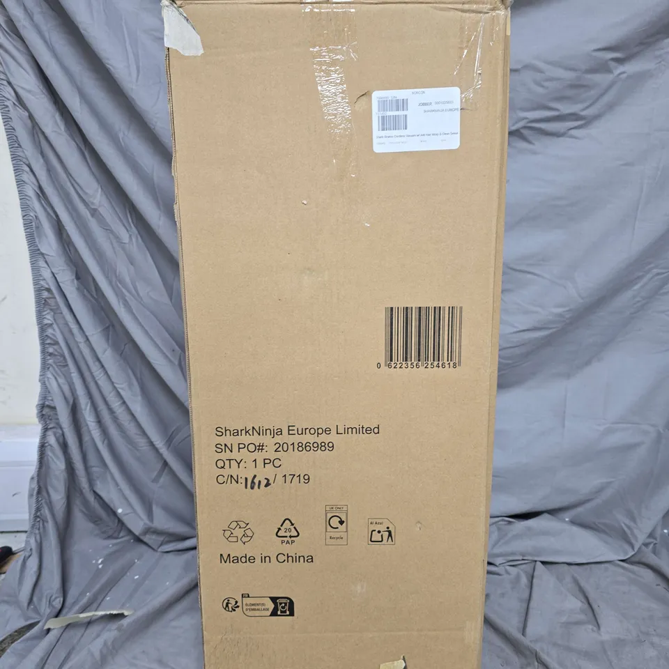 SHARK STRATOS CORDLESS VACUUM W/ ANTI HAIR WRAP & CLEAN SENSE IQ IZ400UKT