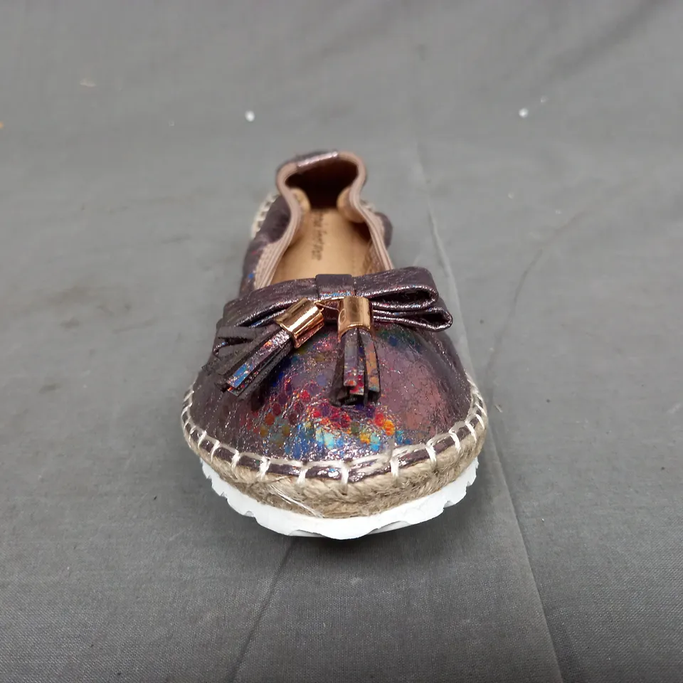 BOX OF APPROXIMATELY 10 APPLES FOOTWEAR SHOES IN A SILVER SHINY COLOUR - VARIOUS SIZES 