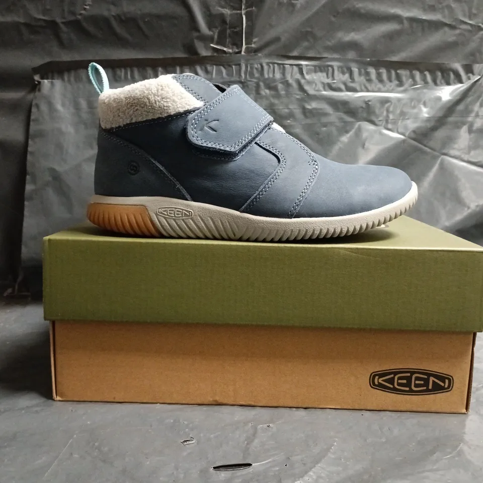 BOXED PAIR OF KEEN KNX MIDDIE YOUTH SHOES IN VINTAGE INDIGO SIZE UK 3