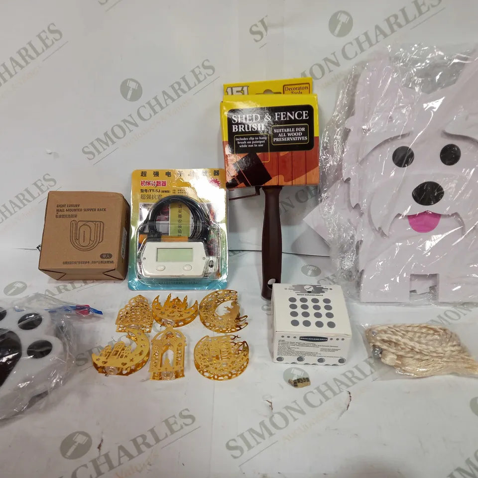 BOX TO CONTAIN APPROX 20 X ASSORTED PRODUCTS, INCLUDES BRUSH, PLUG, SOLAR LIGHT, DÉCOR ETC 