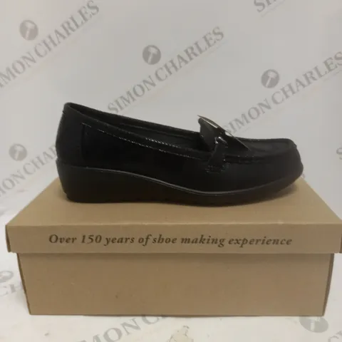 BOXED PAIR OF CUSHION WALK SLIP ON SHOES IN BLACK - SIZE 5
