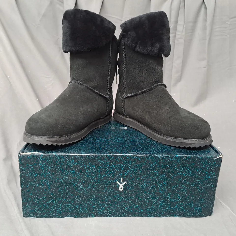 BOXED PAIR OF EMU BIRDWOOD WATERPROOF SHEEPSKIN BOOTS IN BLACK - SIZE 6