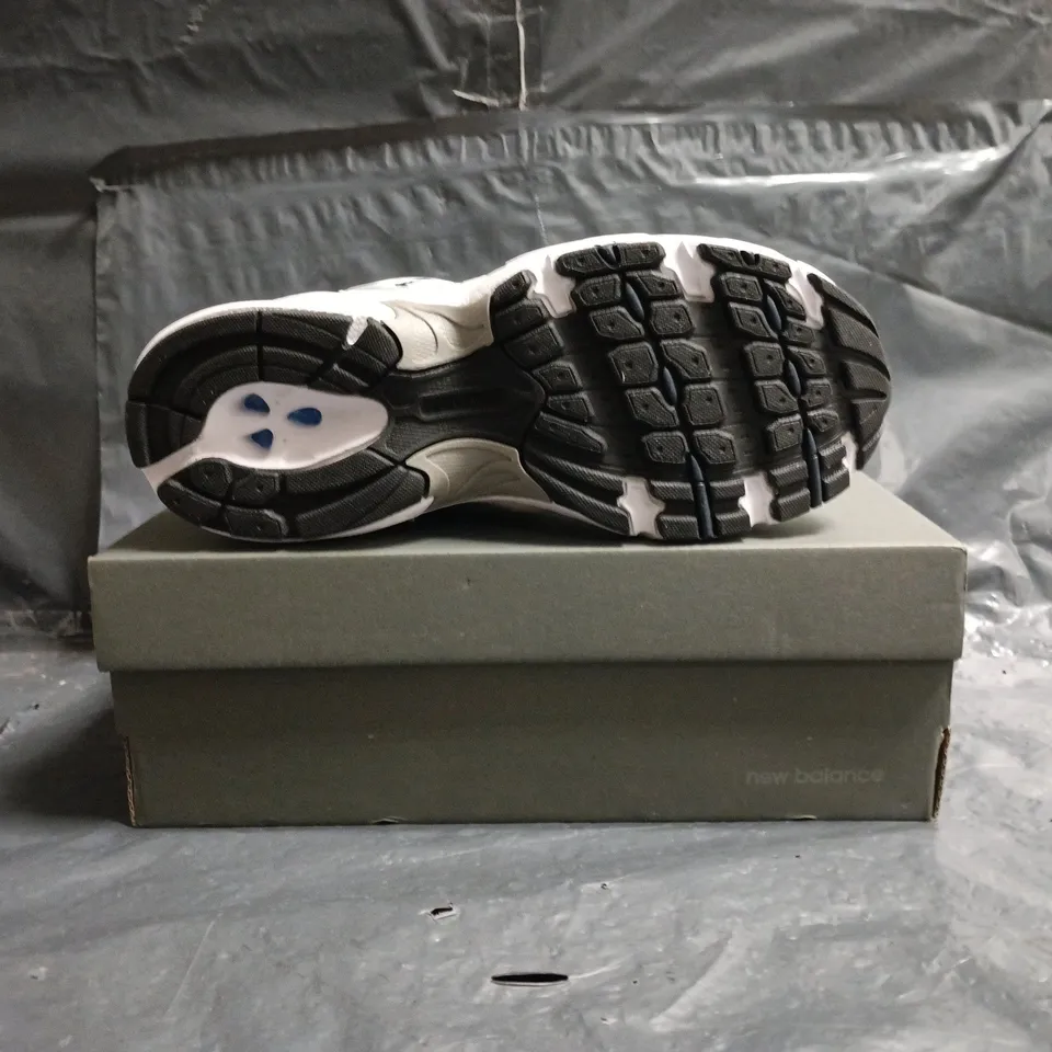 BOXED PAIR OF NEW BALANCE 530 TRAINERS IN WHITE/SILVER/NAVY SIZE UK 5.5