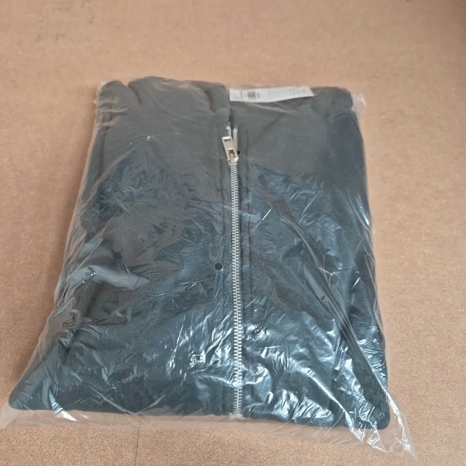 BAGGED ESSENTIAL FULL-ZIP HOODIE IN GREEN - MEDIUM