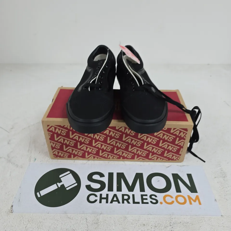 BOXED PAIR OF VANS OLD SKOOL TRAINERS IN BLACK - UK 6.5