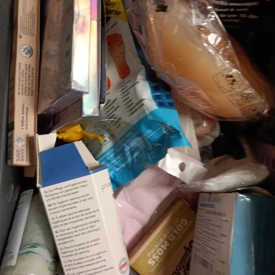 APPROXIMATELY 15 ASSORTED HEALTH & BEAUTY PRODUCTS TO INCLUDE DETOX FOOT PATCHES, DR SQUATCH SOAP, ANTI BACTERIAL GEL ETC 