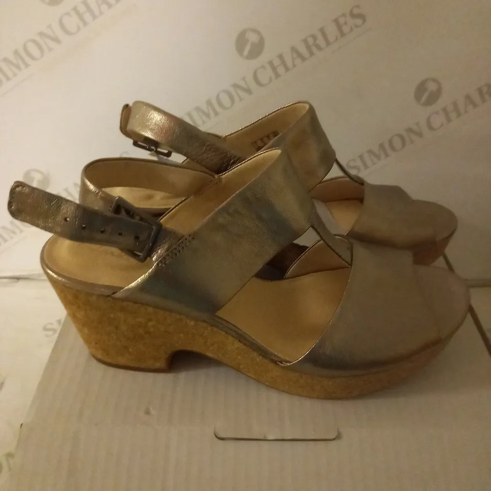 CLARKS MARITSA GLAD SANDAL - UK SIZE 7, STONE METALLIC 