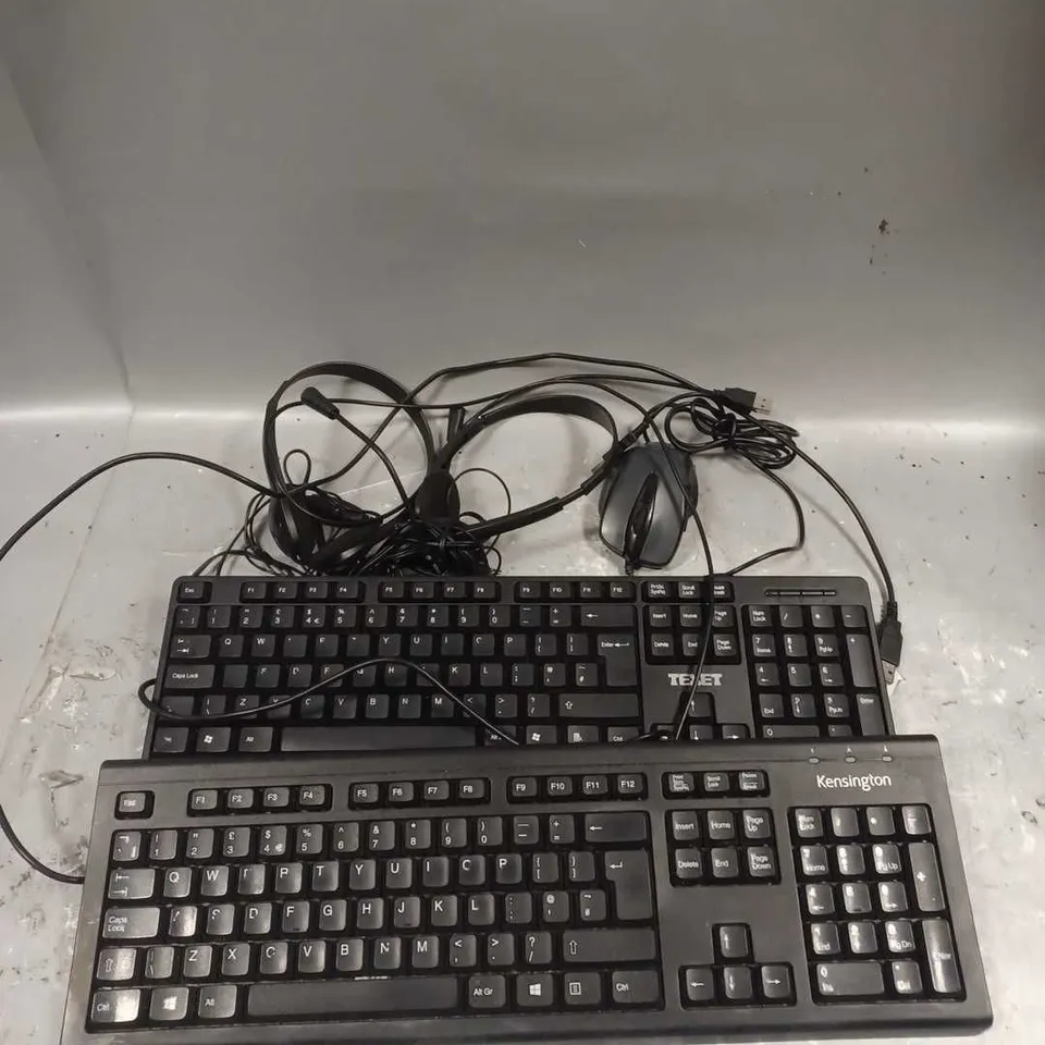 BOX OF APPROXIMATELY 20 ASSORTED COMPUTER ACCESORIES TO INCLUDE - KEYBOARDS - MICE - HEADSETS - COLLECTION ONLY