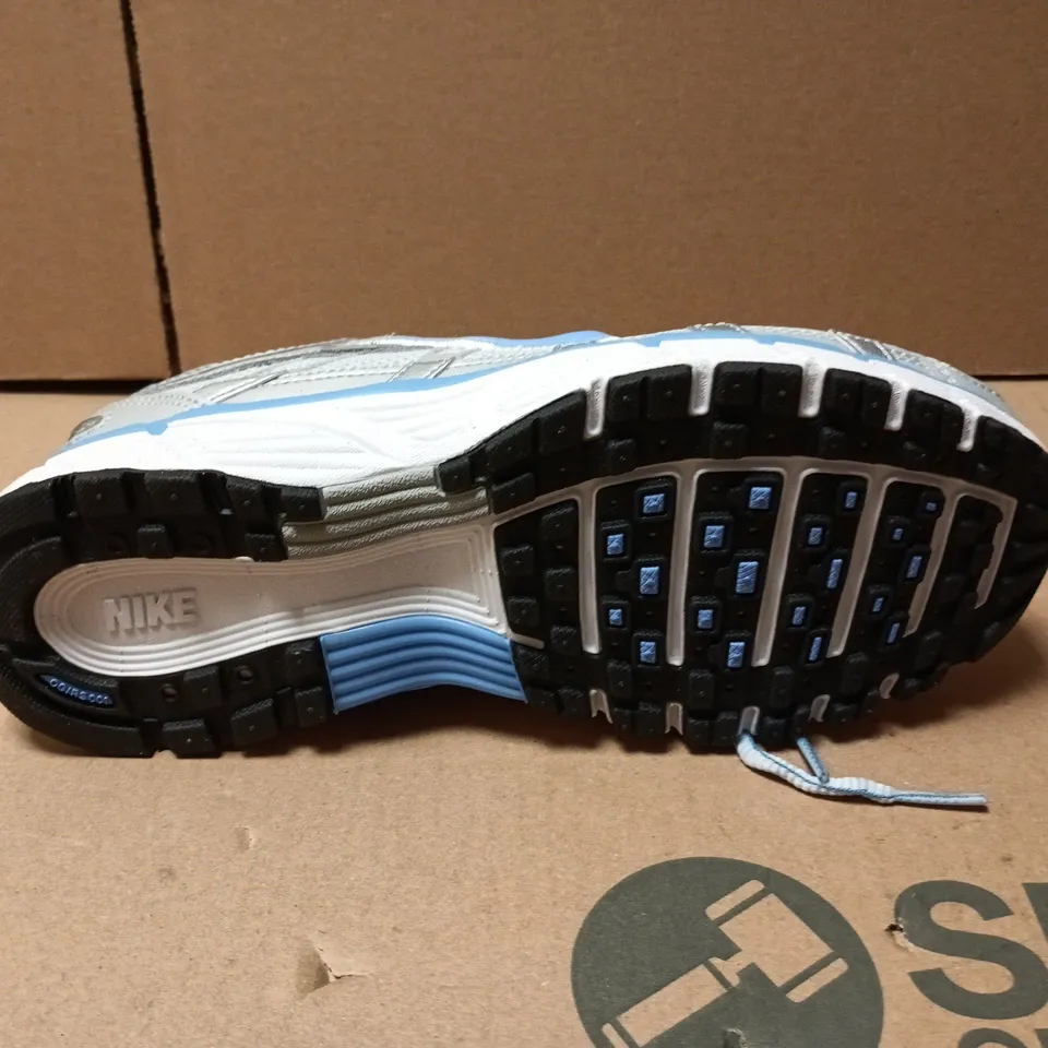 UNBOXED PAIR OF NIKE BOWERMAN SERIES TRAINERS IN WHITE/SILVER - UK 4.5