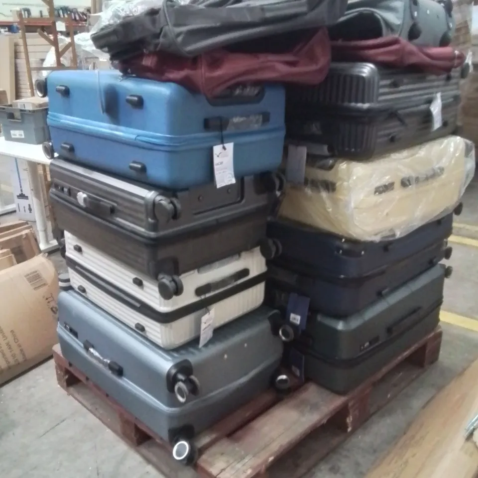 PALLET OF LUGG SUITCASES 