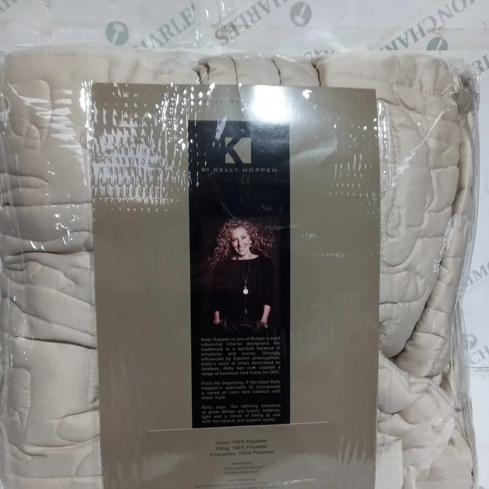 BOXED KELLY HOPPEN GEO BEDSPREAD AND SHAMS IN LATTE - DOUBLE 