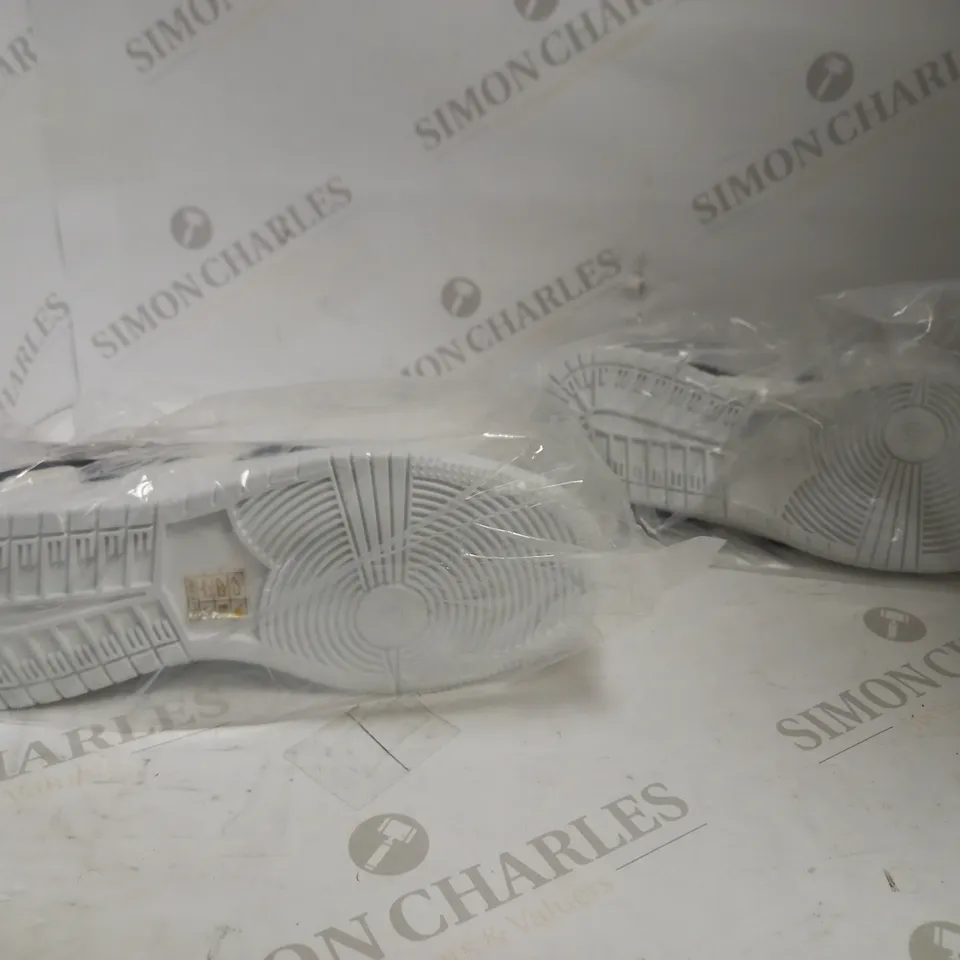 DESIGNER BLACK/WHITE TRAINERS SIZE 39 