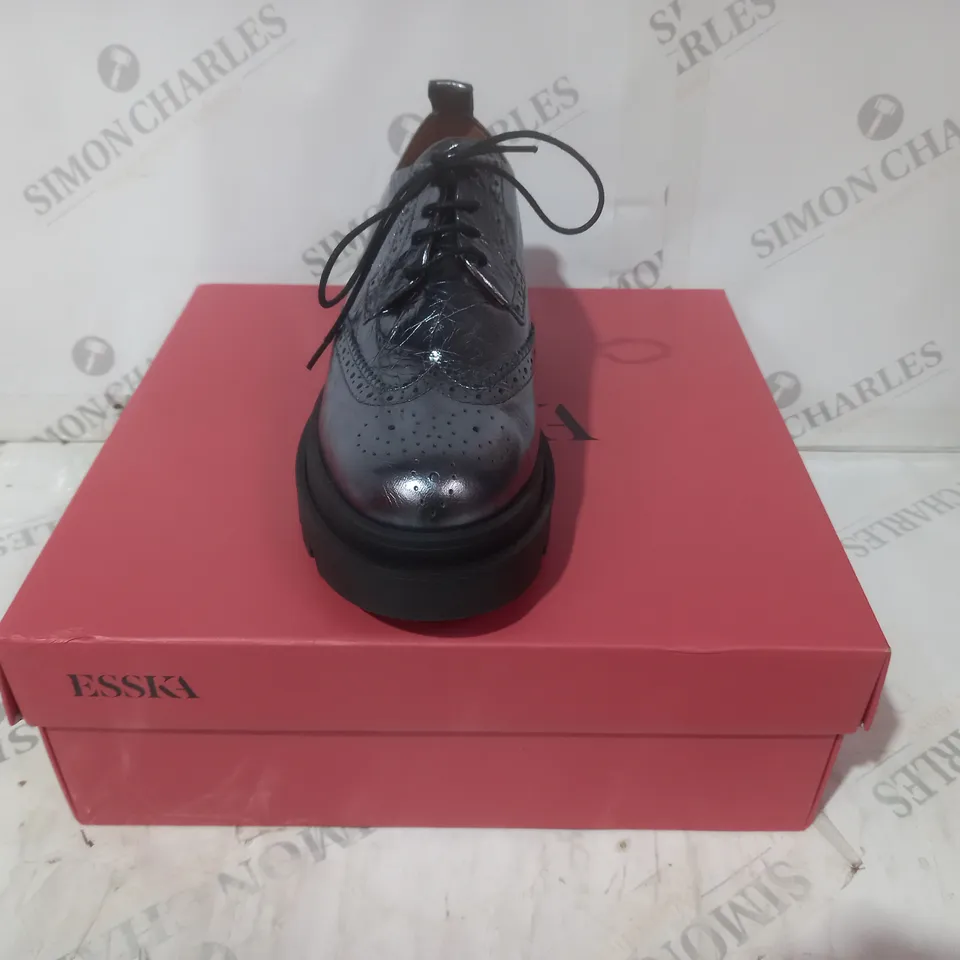 BOXED PAIR OF ESSKA LACE UP SHOES IN METALLIC PEWTER COLOUR EU SIZE 38