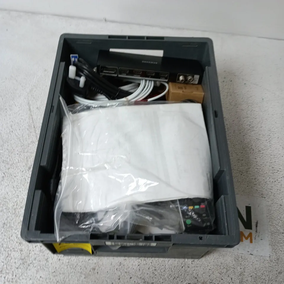 APPROXIMATELY 15 ASSORTED HOUSEHOLD ITEMS INCLUDING TV REMOTE, PLUGS, CABLES ETC. 