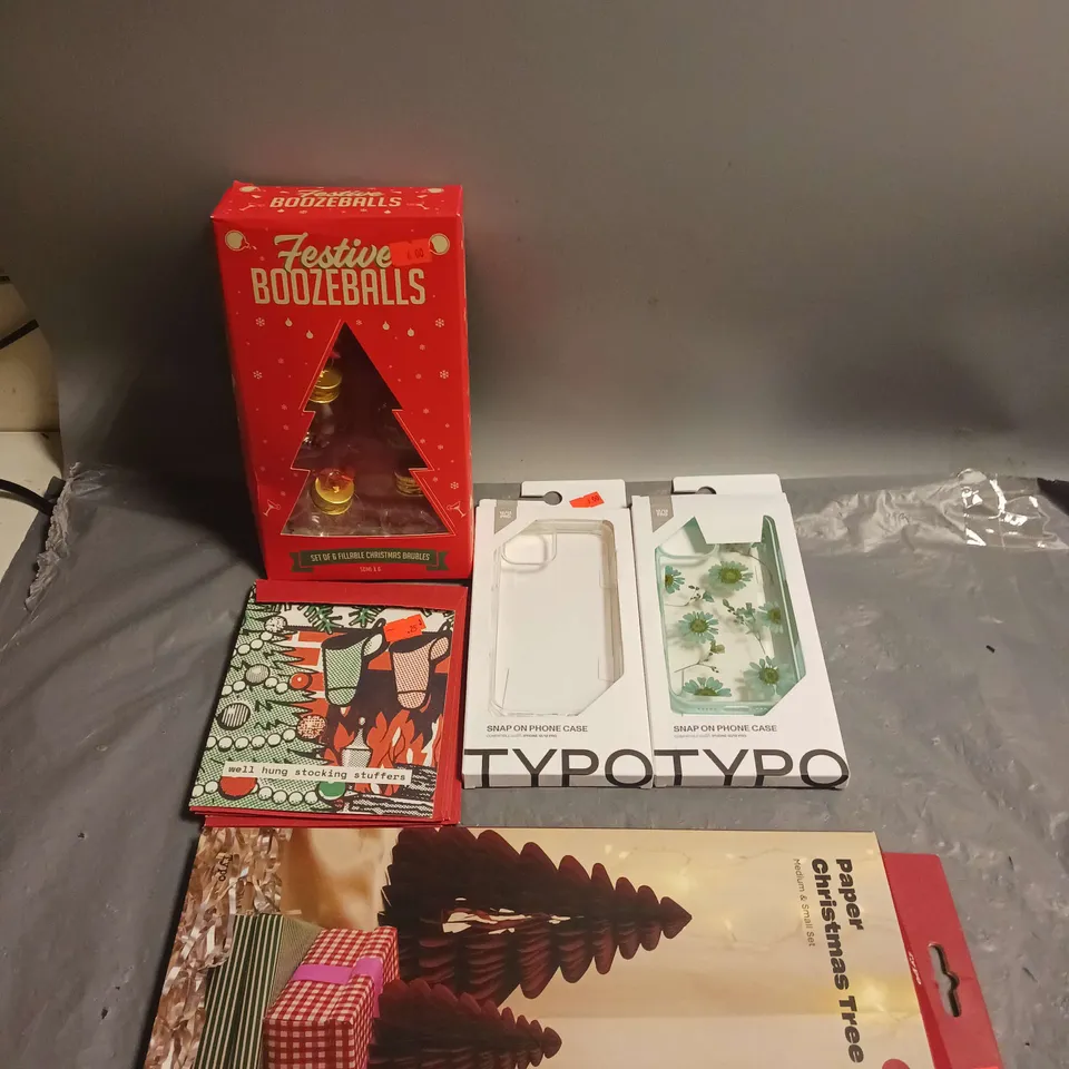 MEDIUM BOX OF APPROXIMATELY 20 ASSORTED HOUSEHOLD ITEMS TO INCLUDE PHONE CASES, CHRISTMAS CARDS AND DECORATIONS