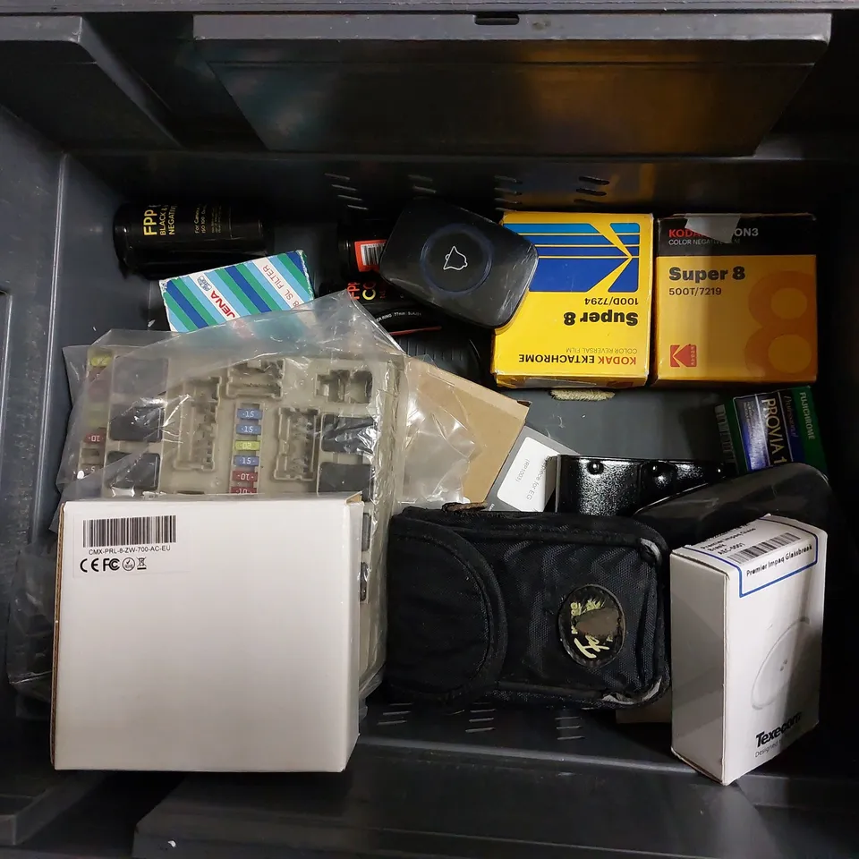 BOX OF APPROX 15 ITEMS TO INCLUDE LOGITECH LASER PRESENTATION REMOTE, TABTIME TIMER, RUSHCHARGE MULTI CHARGER