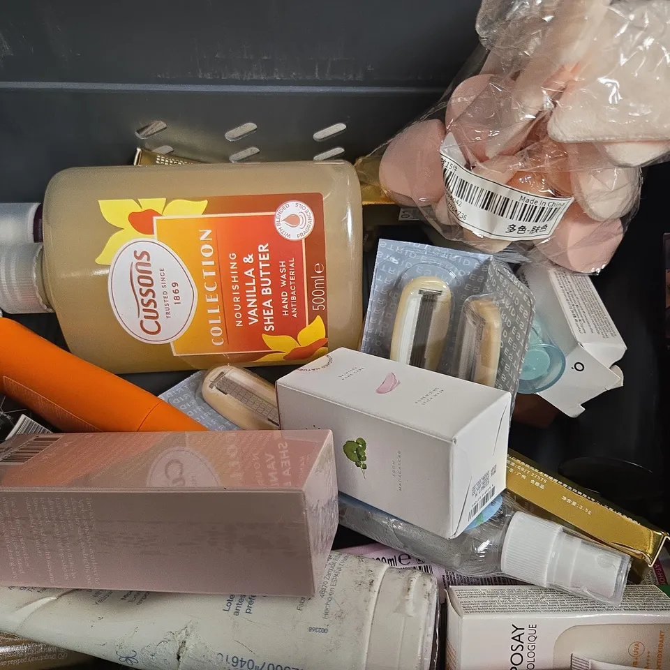 APPROX 12 ASSORTED BEAUTY PRODUCTS TO INCLUDE URIAGE CLEANSING OIL, CHILDS FARM CONDITIONER, GARNIER GRADUAL TAN, ETC