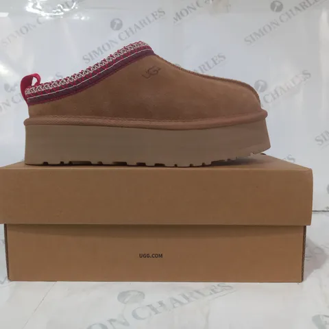BOXED PAIR OF UGG WTAZZ SHOES IN CHESTNUT UK SIZE 5