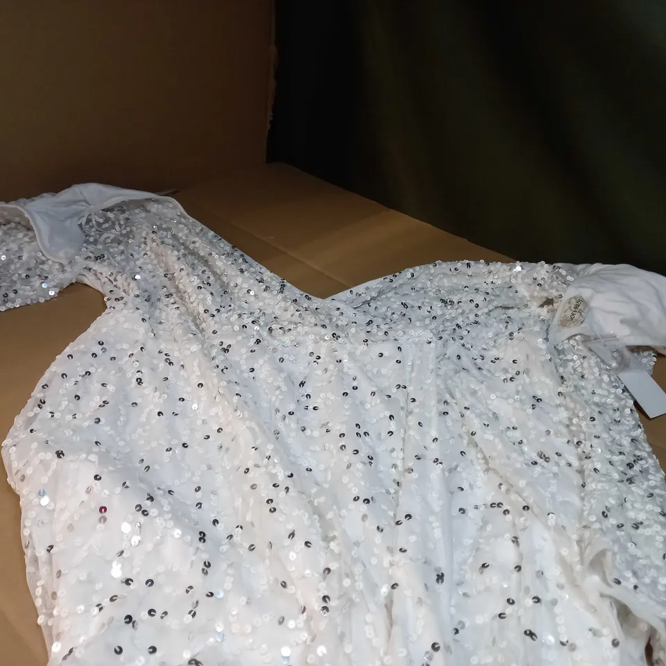 LACE & BEADS WHITE/SEQUIN DETAILED STATEMENT OCCASION GOWN - SIZE 22