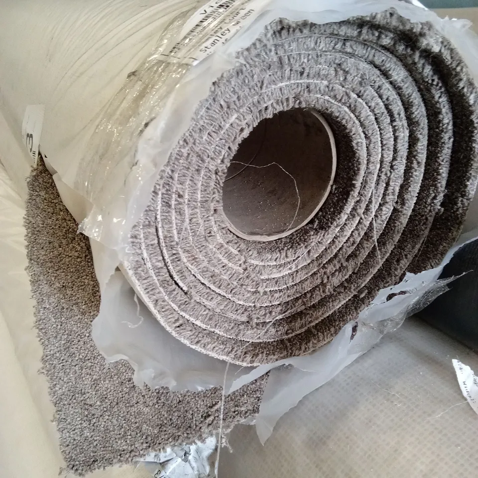 ROLL OF QUALITY TUDOR TWIST REGAL CHESTNUT CARPET // APPROX SIZE: 4.4 x 5m