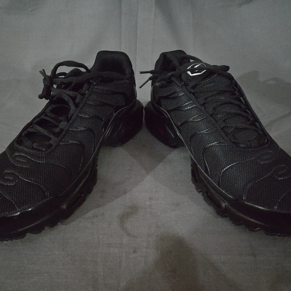 BOXED PAIR OF NIKE TN AIR SHOES IN BLACK UK SIZE 10