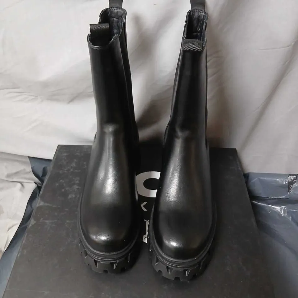 KOI X GHOST BLACK LEATHER CHELSEA BOOTS – SIZE 6