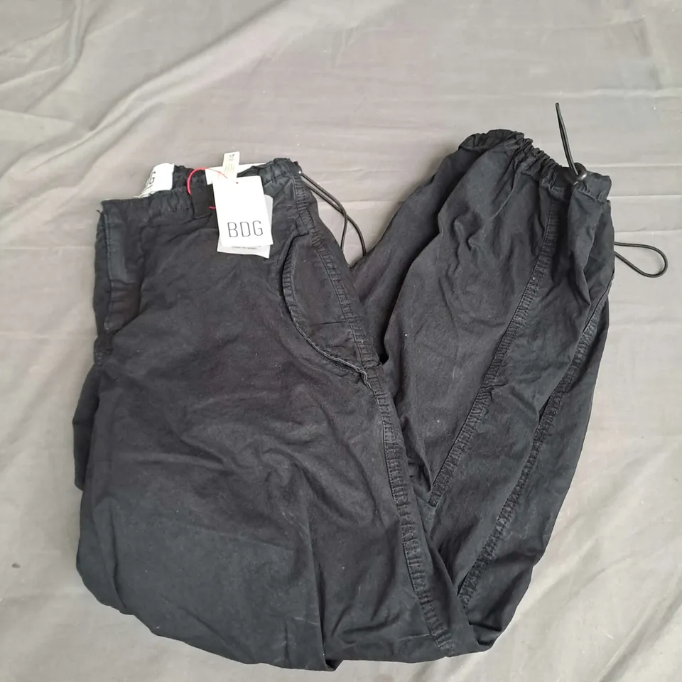 BDG DRAWSTRING CARGO TROUSERS IN BLACK SIZE S