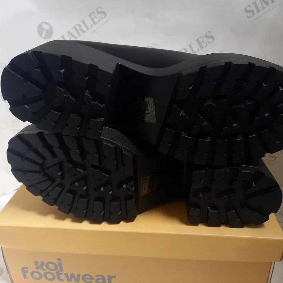 KOI VEGAN MURA DOUBLE STRAP SHOES - BLACK SIZE 8